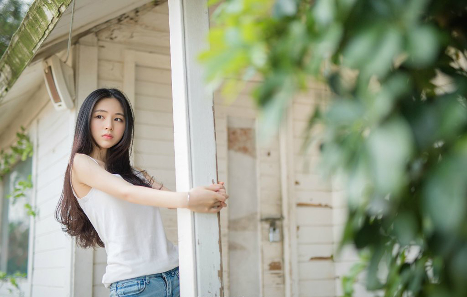 “曹操曾经不守规矩，妄图以刺段行刺主公以及少主，奸计未遂，蜀中虽然消息鄙陋，但这已经是一年前的事情，后果如何，诸位应该清楚，中原四州之地，上至险要，下至县令，无论本人还是家人，尽皆遭到死亡刺杀，徐州陈氏，乃徐州第一大族，经此一战，烟消云散，满门皆屠。”庞统挣了挣双臂，没能挣脱，也不再费力，只是看向帐中众将，淡然道：“诸位杀了我之后，可以让家人准备后事了，记住，是全家的。”